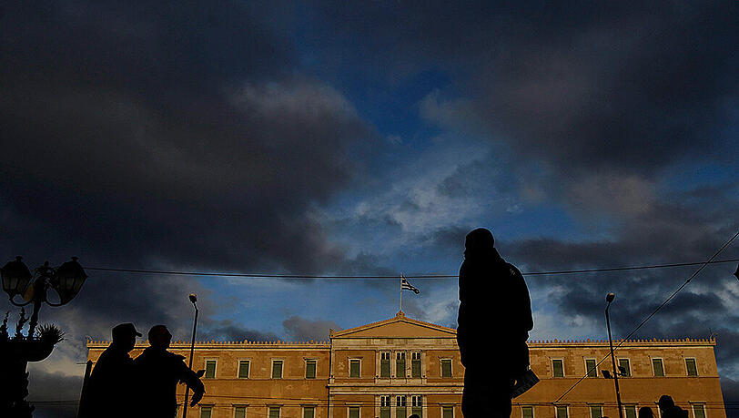 Ein Bild mit Symbolcharakter: Dunkle Wolken hängen über dem griechischen Parlament in Athen. Ein Bild mit Symbolcharakter: Dunkle Wolken hängen über dem griechischen Parlament in Athen.