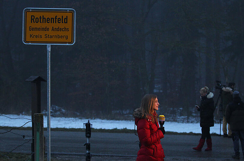 Journalisten warten am 29.02.2016 vor der Außenstelle der Justizvollzugsanstalt Landsberg am Lech in Rothenfeld bei Andechs (Bayern) auf die Freilassung des Ex-Fußballmanagers Hoeneß. Die Bilder.