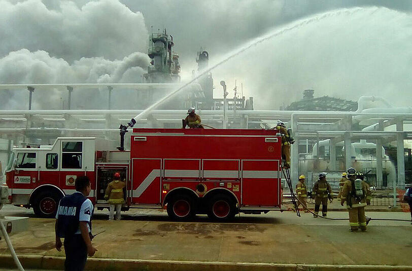 Einsatzkräfte des Katastrophenschutzes und Feuerwehrleute waren an der Brandbekämpfung in dem Komplex Pajaritos beteiligt.