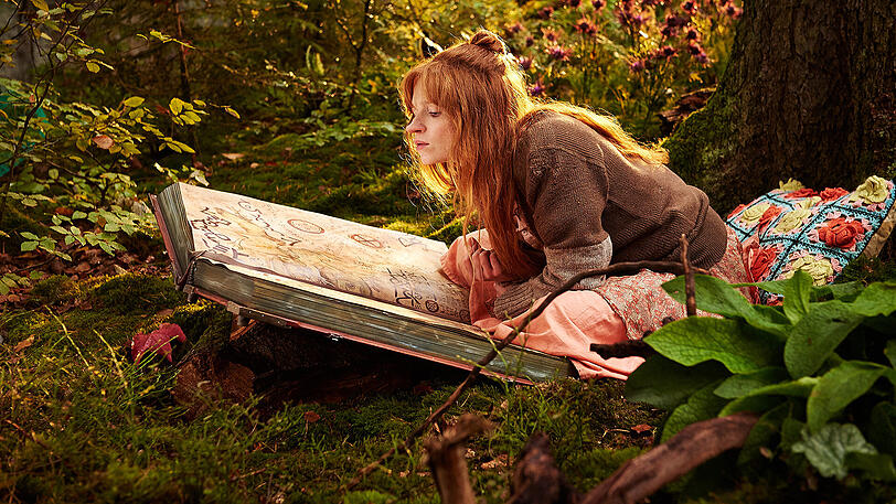 Die kleine Hexe (Karoline Herfurth) muss büffeln, auf Befehl der Alten.