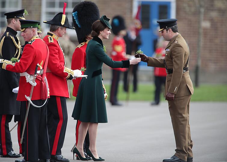 Am St. Patrick's Day werden ganze Flüsse grün gefärbt. Herzogin Kate hat sich angepasst und die Militärparade in London in grünem Mantel mit passendem Hut besucht.