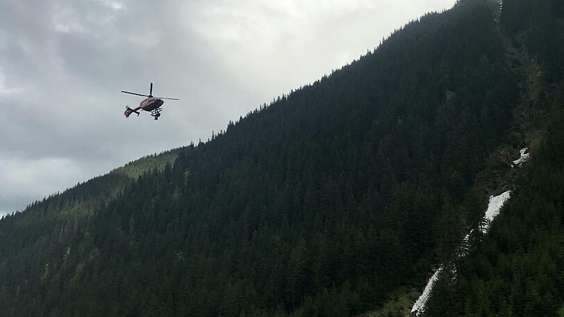 Ein Rettungshubschrauber brachte Bauer ins Krankenhaus.