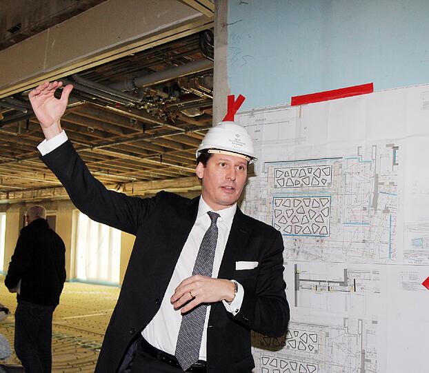 Direktor Axel Ludwig zeigt die Ballsaal-Baustelle.