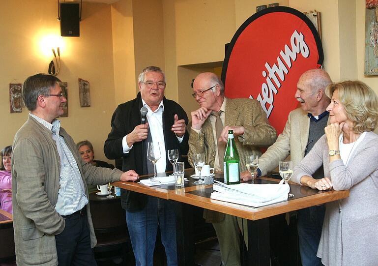 Bei der Tunnel-Diskussion im AZ-Cafe mit dem Schwabinger BA-Vorsitzenden Werner Lederer-Piloty am Mikrofon und AZ-Redakteur Willi Bock.