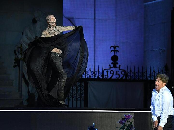 Peter Lohmeyer als Tod (l) und Tobias Moretti als Jedermann bei den Salzburger Festspielen.