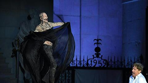 Peter Lohmeyer als Tod (l) und Tobias Moretti als Jedermann bei den Salzburger Festspielen.