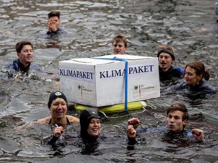 Aktivisten der "BUNDjugend" protestieren mit einer Bade-Aktion in der Spree gegen das Klimapaket der Bundesregierung.
