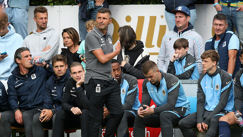 Nicht immer bester Laune: 1860-Trainer Michael Köllner während des Testspiels gegen den SV Ried (0:1).