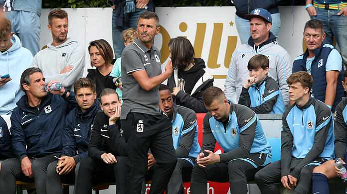 Nicht immer bester Laune: 1860-Trainer Michael Köllner während des Testspiels gegen den SV Ried (0:1).