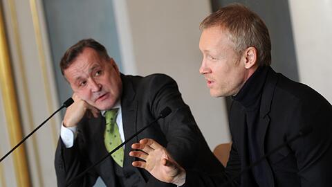 Igor Zelensky mit dem damaligen Intendanten Nikolaus Bachler (links) bei der Vertragsunterzeichnung im April 2014.