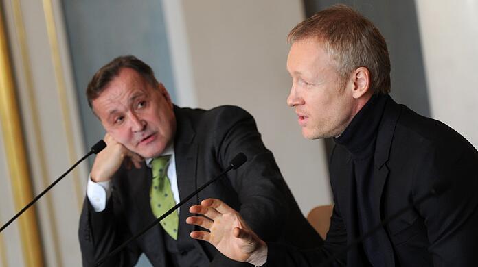 Igor Zelensky mit dem damaligen Intendanten Nikolaus Bachler (links) bei der Vertragsunterzeichnung im April 2014.