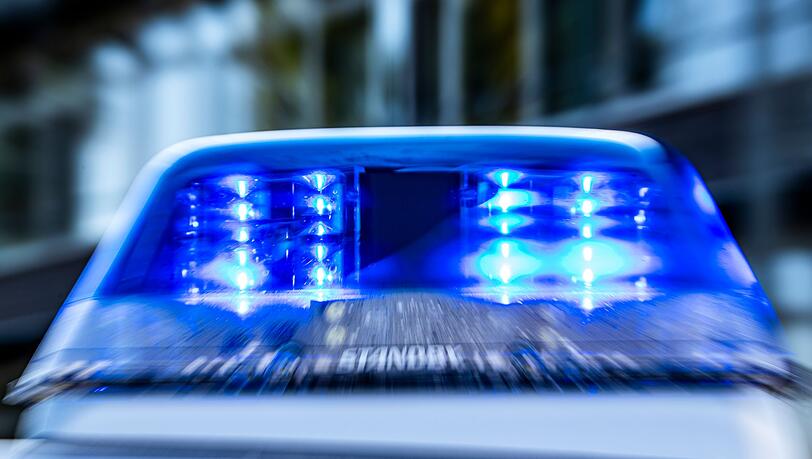 Ein Blaulicht leuchtet auf dem Dach eines Polizeiwagens.