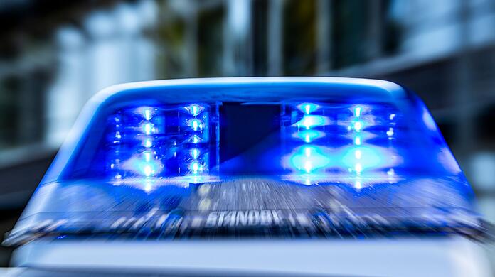 Ein Blaulicht leuchtet auf dem Dach eines Polizeiwagens.