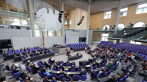 Blick in eine Sitzung des Deutschen Bundestages im Plenarsaal des Reichstagsgebäudes.