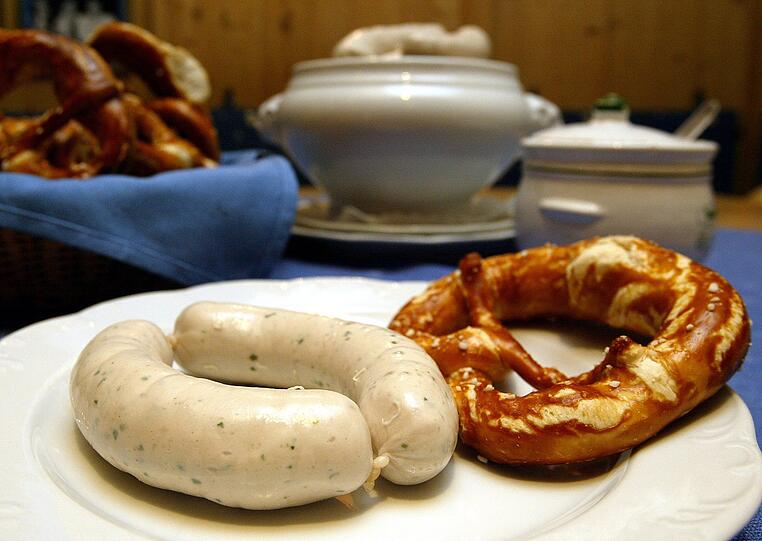 WEISSWURST VOR 12: Ein Klischee, aber ein schönes. Es gibt kaum etwas Münchnerischeres, als ein echtes Weißwurst-Frühstück - und zwar im Freien. Und das beste dabei ist, dass dadurch unser nächster Punkt völlig legitim wird und quasi zum guten Ton gehört!