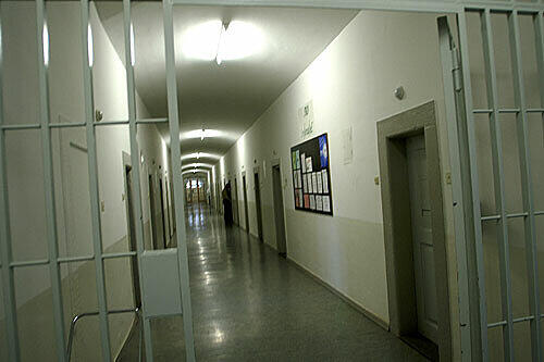Ein Vollzugsbeamter hat sich in einem Gefängnis selbst strafbar gemacht. Mit Drogen ließ er sich bestechen. Dafür hat er nun eine Bewährungsstrafe bekommen.