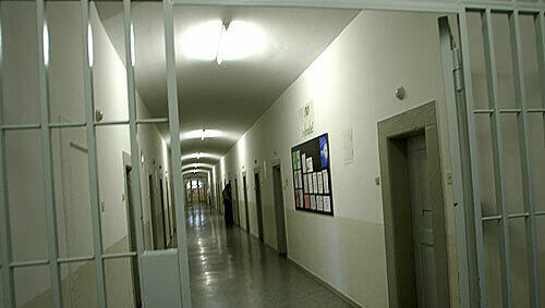 Ein Vollzugsbeamter hat sich in einem Gefängnis selbst strafbar gemacht. Mit Drogen ließ er sich bestechen. Dafür hat er nun eine Bewährungsstrafe bekommen. Ein Vollzugsbeamter hat sich in einem Gefängnis selbst strafbar gemacht. Mit Drogen ließ er sich bestechen. Dafür hat er nun eine Bewährungsstrafe bekommen.