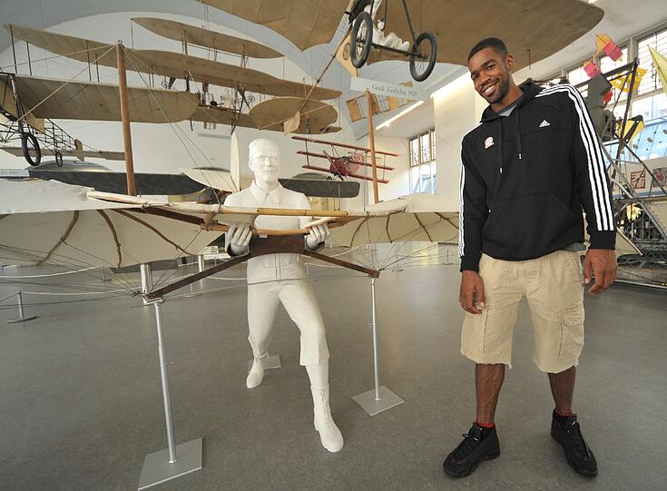 Brandon Thomas von den Basketballern des FC Bayern bei seinem ersten Besuch im deutschen Museum.