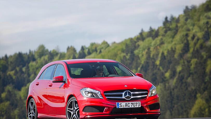 Eigentlich ein sportliches Coupé mit fünf Türen: Die Mercedes A-Klasse ist schlank, elegant und eindeutig auf ein junges Publikum zugeschnitten. Eigentlich ein sportliches Coupé mit fünf Türen: Die Mercedes A-Klasse ist schlank, elegant und eindeutig auf ein junges Publikum zugeschnitten.
