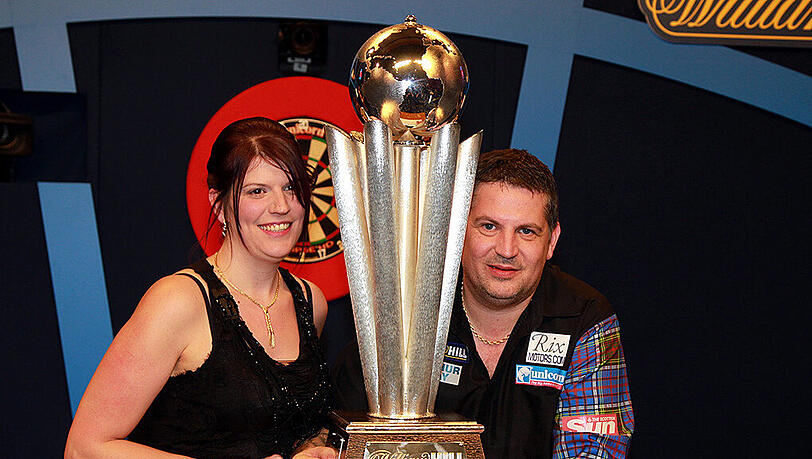 Gary Anderson feiert den Titel gemeinsam mit seiner Freundin Rachel Ford. Gary Anderson feiert den Titel gemeinsam mit seiner Freundin Rachel Ford.