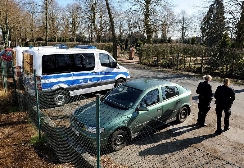 Friedhof in Ganderkesee: Acht Leichen werden exhumiert. Gibt es noch mehr Opfer von Niels H.? Der Krankenpfleger hat immer wieder Patienten totgespritzt.
