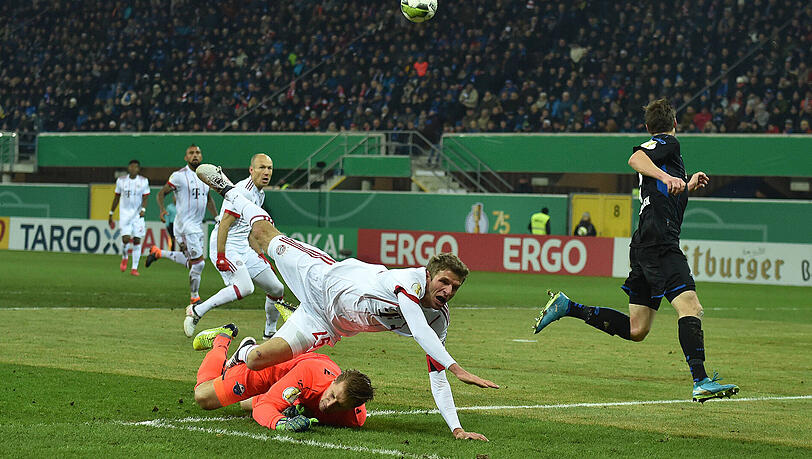 Nach diesem Zusammenprall musste Thomas Müller ausgewechselt werden. Nach diesem Zusammenprall musste Thomas Müller ausgewechselt werden.
