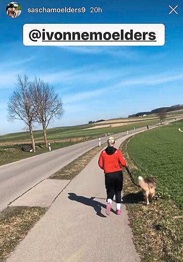 Ladys first! Sascha Mölders&rsquo; Ausflug mit Gattin und Hund.