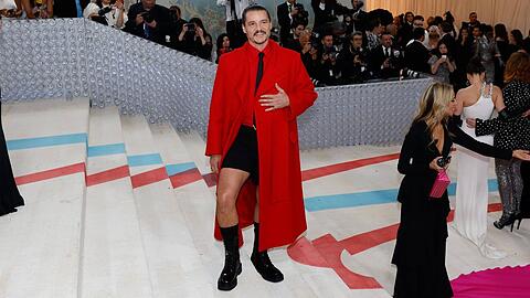 Serien-Star Pedro Pascal zeigt mit seinem Outfit von Valentino auf der Met Gala 2023 Bein.
