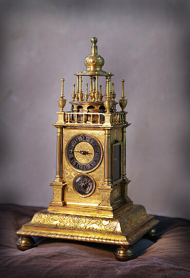 Türmchenuhr, um 1650. Augsburg o. Nürnberg. Kupfer vergoldet. Stand K03.