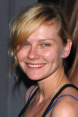 Kirsten Dunst hat in jungen Schauspieljahren an der Seite von Tom Cruise und Brad Pitt mal einen Vampir gemimt. Ob sie aus dieser Zeit noch ihren kleinen spitzen Vorderzähne hat?