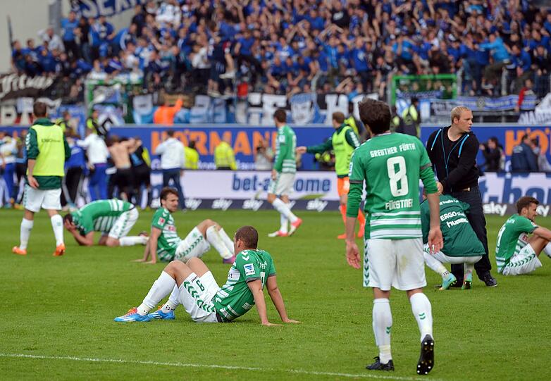 Die Spieler der SpVgg dagegen sind am Boden - durch das 1:1 verpassen sie den Aufstieg in die Bundesliga.