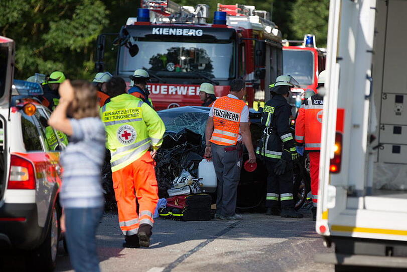 Bei Rabenden ist der Fahrer eines Mercedes beim Überholen frontal in einen BMW gekracht. Die Bilder