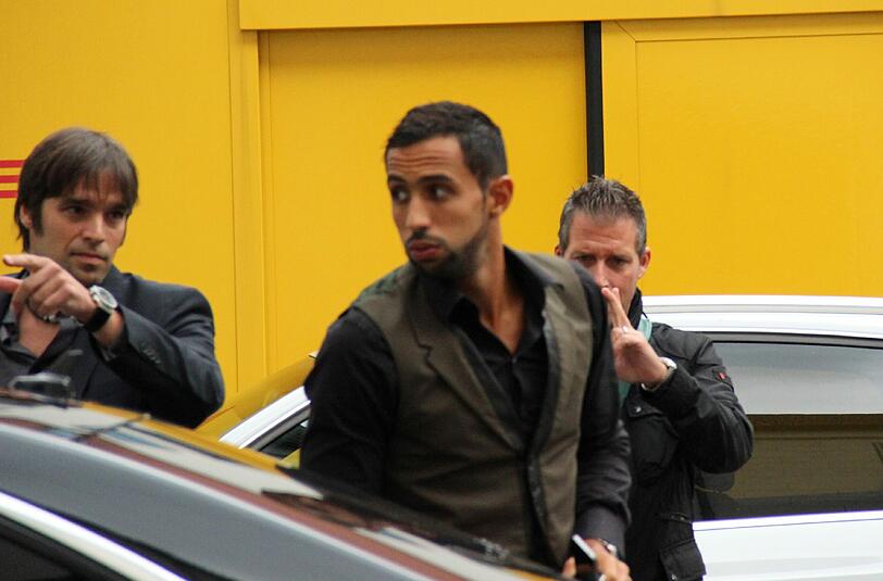 Die ersten Bilder von der Ankunft beim Medizincheck. Der AZ-Reporter hat Mehdi Benatia vor der Praxis von Dr. Müller-Wohlfahrt geknipst.