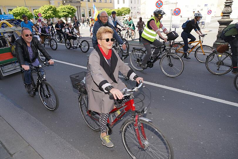 Das Bündnis "Save our Radler" demonstrierte gegen die Sperrung des Marienplatzes.