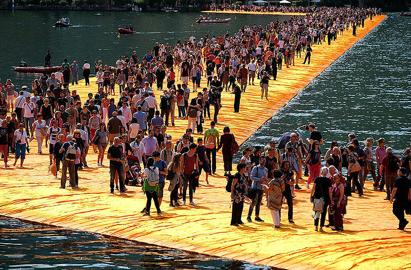 Christos Mammut-Installation "Floating Piers" ist fertig. Die beeindruckenden Bilder.