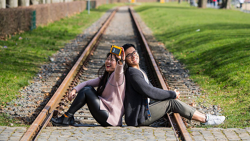 Gefährliche Fotokulisse: Ein Pärchen posiert auf Bahngleisen.