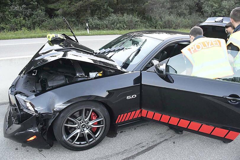 Der Mustang geriet außer Kontrolle, rammte die Mittelleitplanke und schleuderte dann über alle Fahrspuren in eine Betonleitwand.