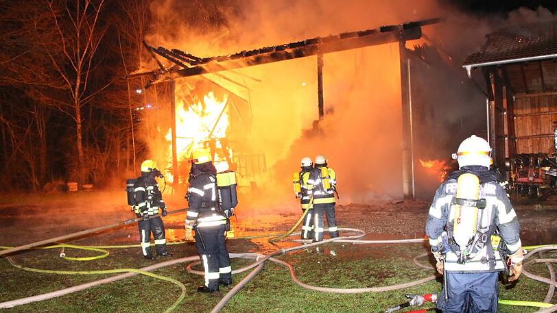 Beim Brand einer Lagehalle im Waldkraiburger Ortsteil Pürten kam es zu einem Sachschaden von 200.000 Euro. Mehrere Feuerwehren waren an den Löscharbeiten beteiligt.