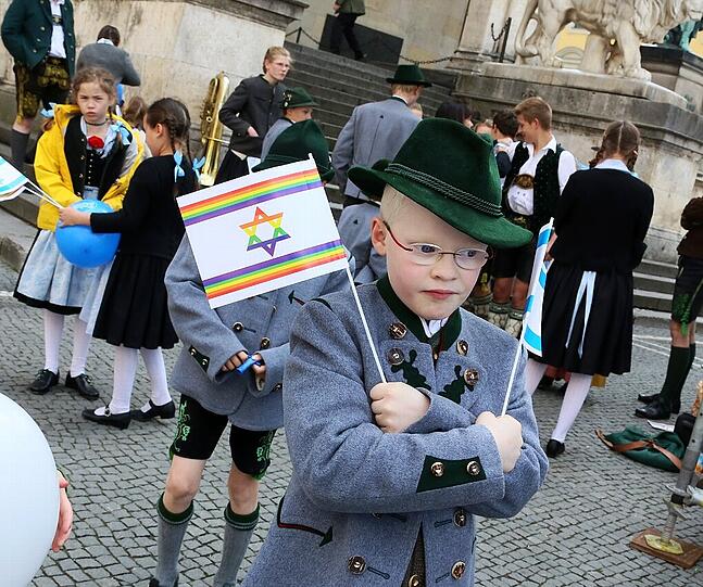 Mit vielen Tanzdarbietungen und Live-Musik wurde vergangenen Woche auf dem Odeonsplatz der Israeltag gefeiert. Die Bilder...