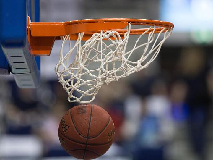 Ein Basketball fällt durch das Netz vom Basketballkorb. Foto: Lukas Schulze/dpa/Symbolbild