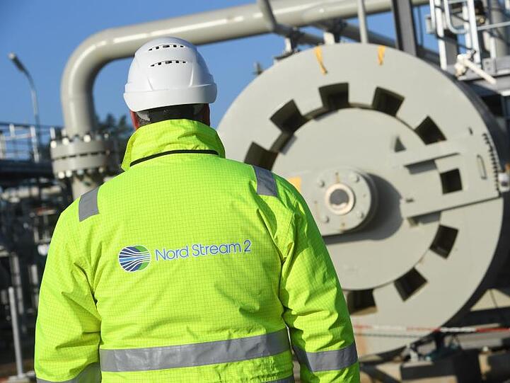 Ein Arbeiter steht auf der Baustelle der Ostseepipeline Nord Stream 2 an der Molchempfangsstation. Ursprünglich sollte die Pipeline für Erdgas aus Russland Ende dieses Jahres in Betrieb gehen.