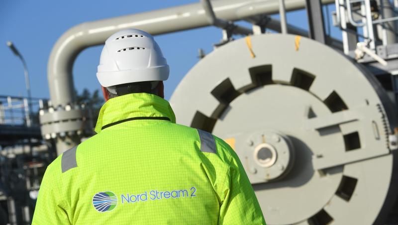 Ein Arbeiter steht auf der Baustelle der Ostseepipeline Nord Stream 2 an der Molchempfangsstation. Ursprünglich sollte die Pipeline für Erdgas aus Russland Ende dieses Jahres in Betrieb gehen. Ein Arbeiter steht auf der Baustelle der Ostseepipeline Nord Stream 2 an der Molchempfangsstation. Ursprünglich sollte die Pipeline für Erdgas aus Russland Ende dieses Jahres in Betrieb gehen.