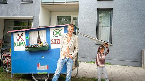 Mickel Rentsch zusammen mit seinem Sohn Franz (6), der auch mitgesucht hat.
