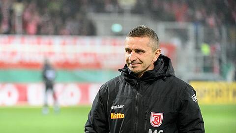 Trainer Mersad Selimbegovic von Regensburg geht vor Spielbeginn über das Spielfeld.
