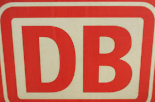 In mehreren Bundesländern wurden Fahrkartenautomaten der Deutschen Bahn von Rohrbombenlegern gesprengt. Die Täter stehen jetzt in Leipzig vor Gericht. (Archivbild)
