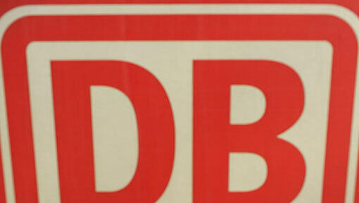 In mehreren Bundesländern wurden Fahrkartenautomaten der Deutschen Bahn von Rohrbombenlegern gesprengt. Die Täter stehen jetzt in Leipzig vor Gericht. (Archivbild) In mehreren Bundesländern wurden Fahrkartenautomaten der Deutschen Bahn von Rohrbombenlegern gesprengt. Die Täter stehen jetzt in Leipzig vor Gericht. (Archivbild)
