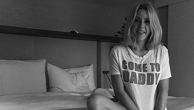 Ellie Goulding leicht bekleidet und in aufreizender Pose Ellie Goulding leicht bekleidet und in aufreizender Pose