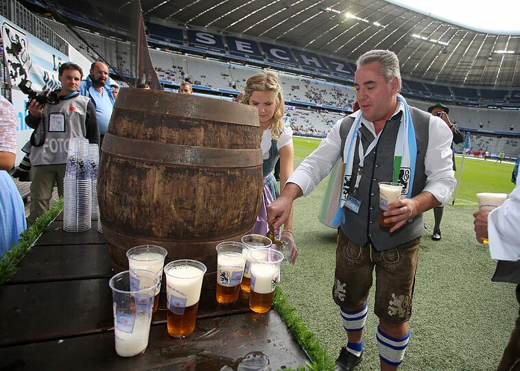 Oktoberfest-Feeling in der Allianz Arena: Der TSV 1860 beim Wiesn-Heimspiel gegen den 1. FC Kaiserslautern.