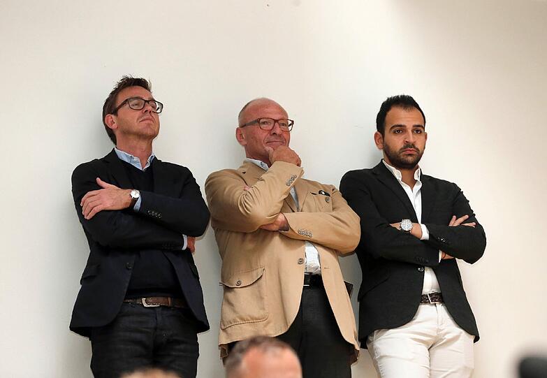 Der Vorstellung wohnten auch die 1860-Geschäftsführer Markus Rejek (links) und Noor Basha (rechts) bei.