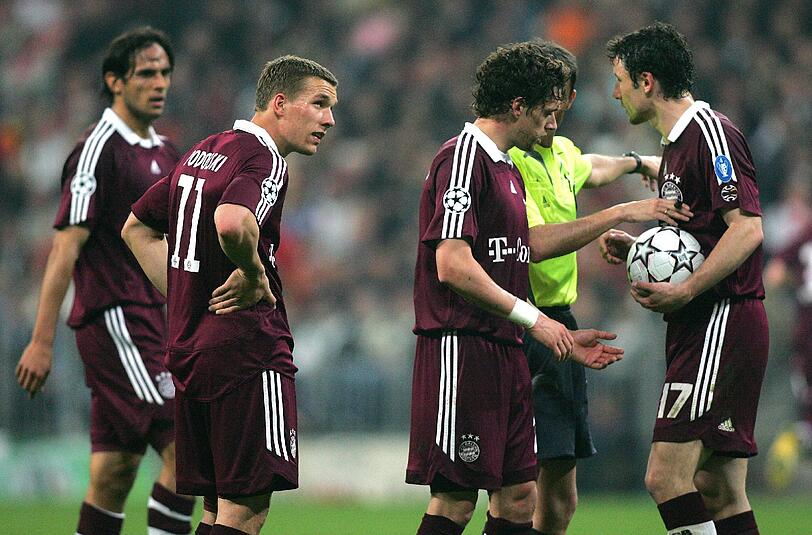 Enttäuschte Gesicherter bem FC Bayern: Roque Santa Cruz, Lukas Podolski, Owen Hargreaves und Mark van Bommel nach der 0:2-Pleite gegen Mailand.